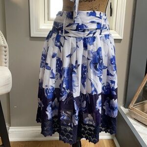 Cute multi blue floral pattern skirt.